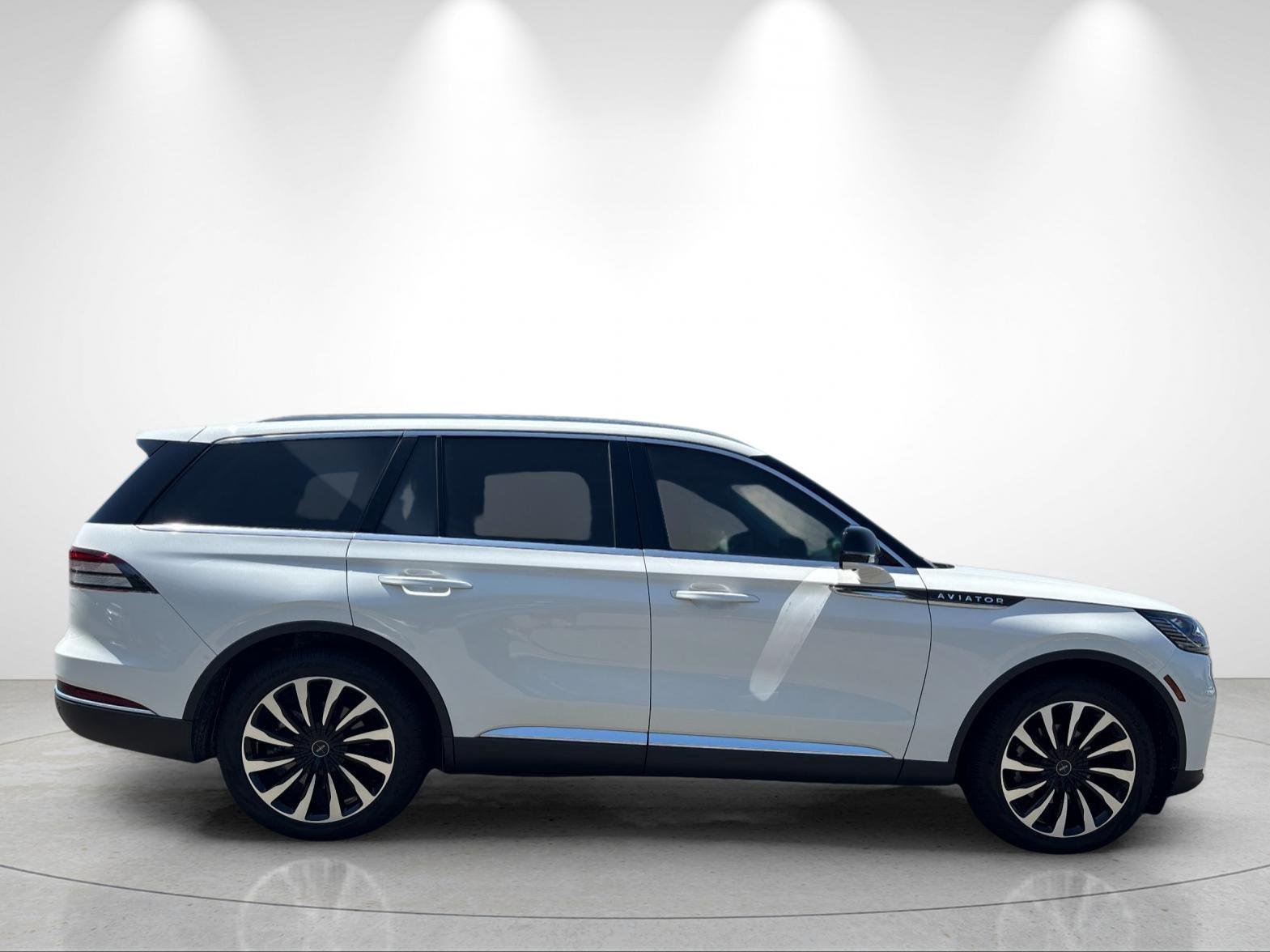 Used 2025 Pristine White Metallic Tri-Coat Lincoln Premiere image 6