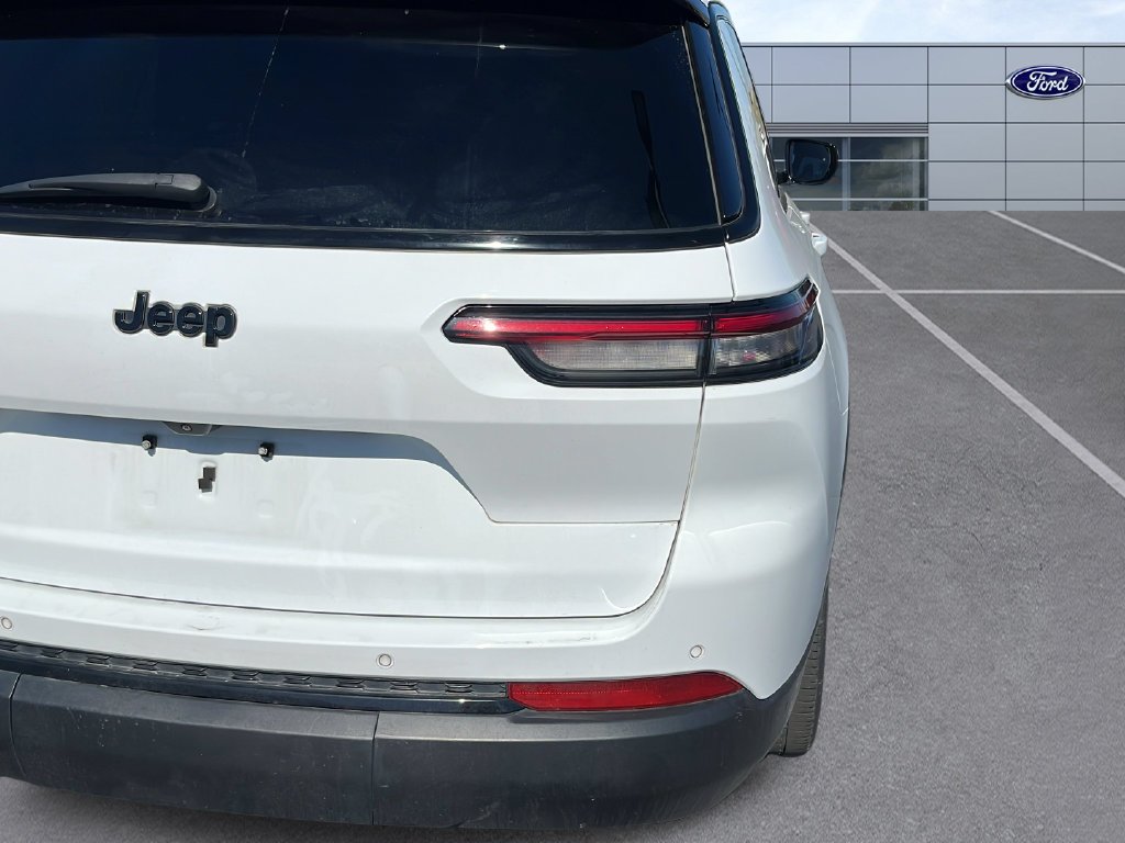 Used 2023 White Jeep Altitude image 37