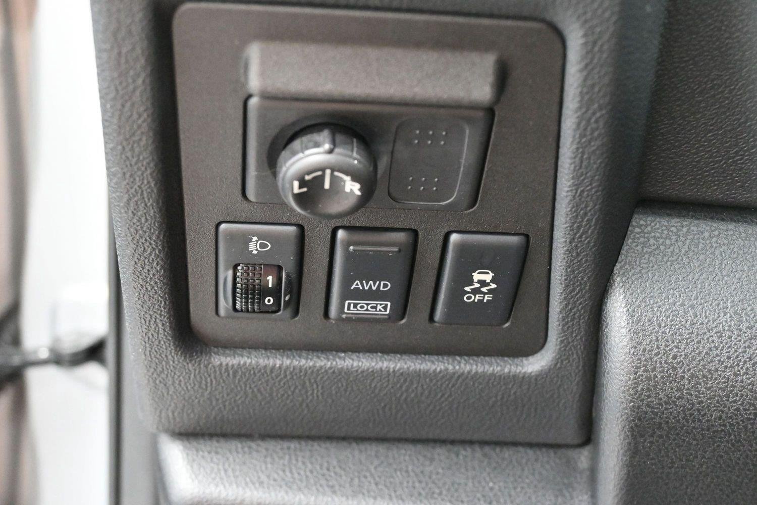Used 2013 Brilliant Silver Nissan SL image 20