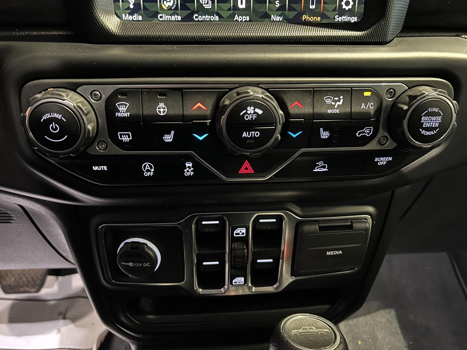 Used 2022  Jeep Altitude image 23