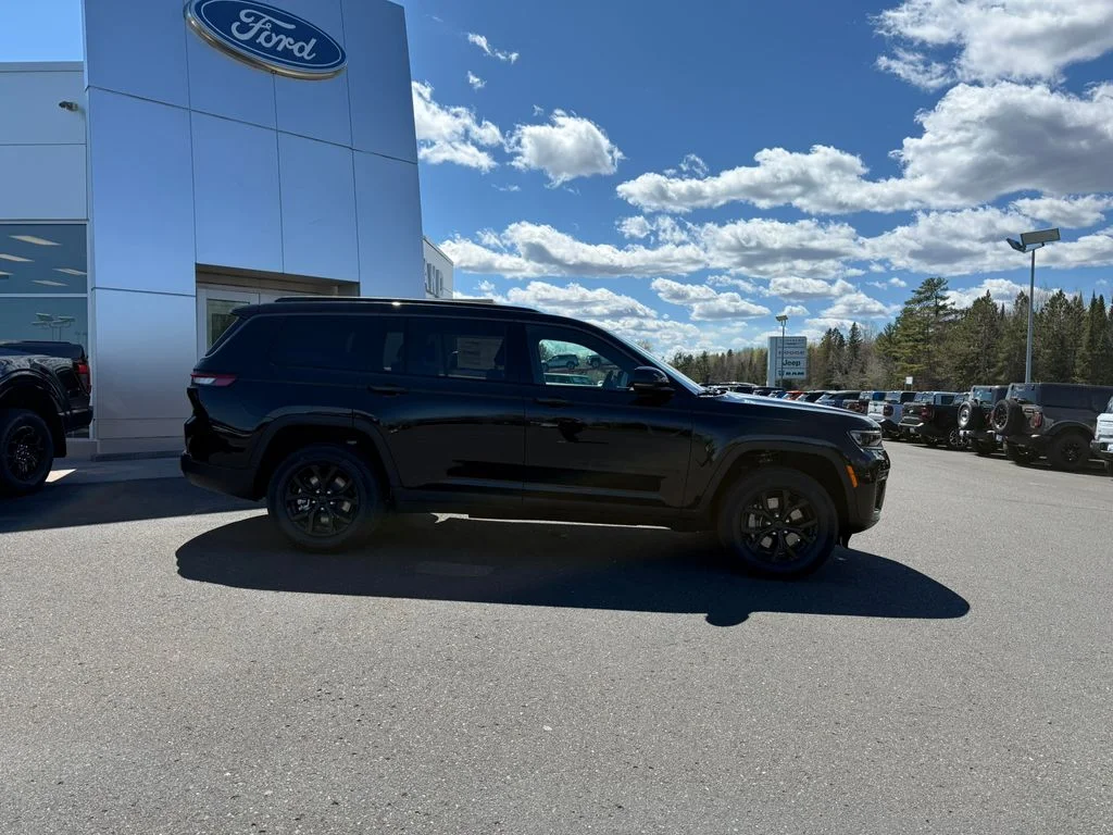 New 2026 Diamond Black Crystal Pearlcoat Jeep Laredo image 2