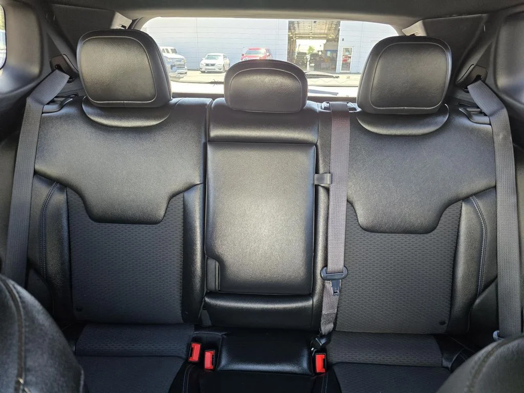Used 2024 Diamond Black Crystal Pearlcoat Jeep Latitude image 17