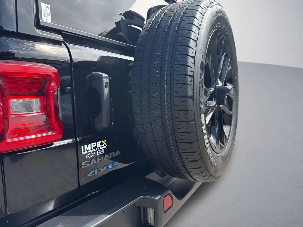 Used 2025 Black Jeep Sahara image 32