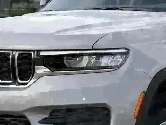 New 2025 Silver Zynith Exterior Paint Jeep Laredo X image 31