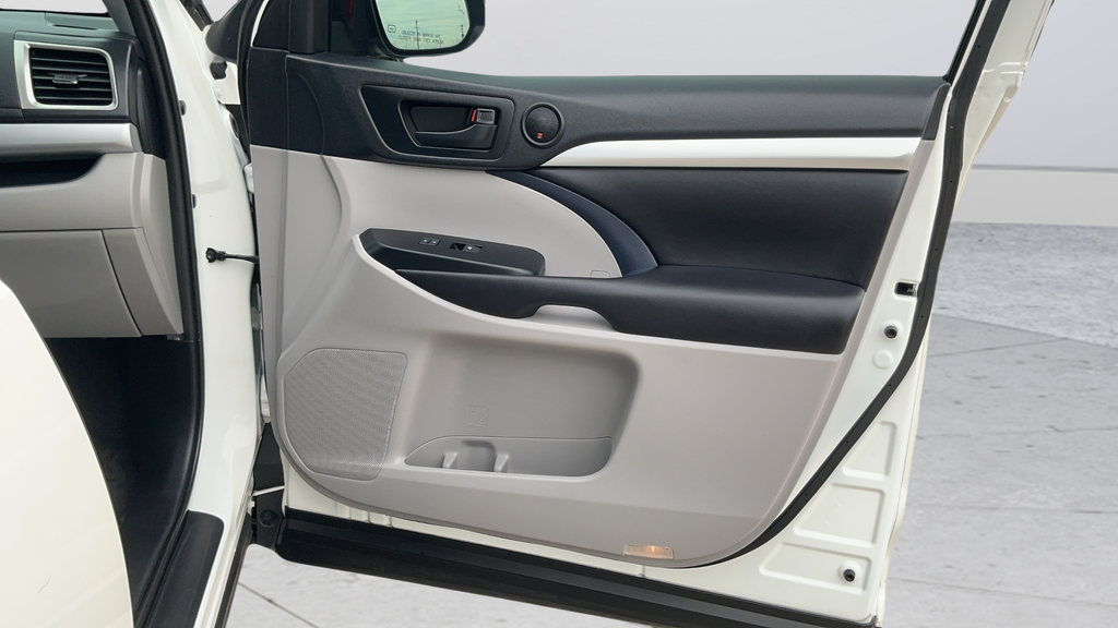 Used 2019 Blizzard Pearl Toyota LE Plus image 23
