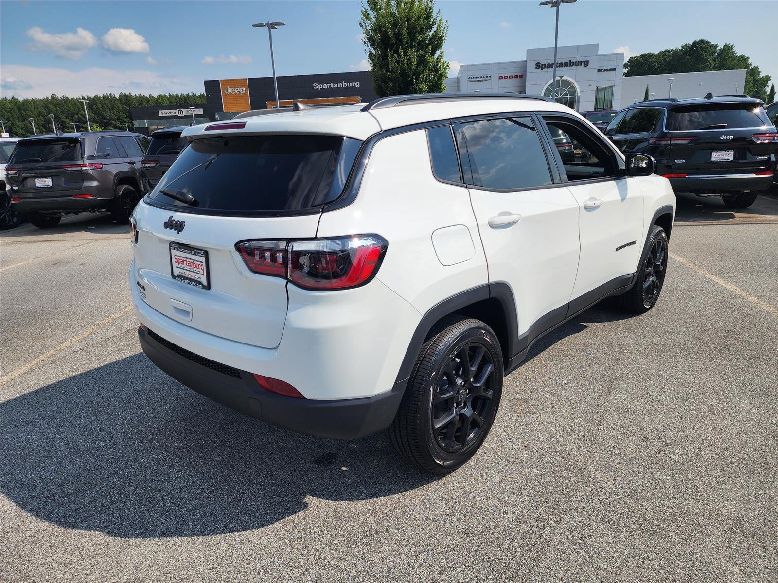 New 2026 Bright White Clearcoat Jeep Latitude Altitude image 6