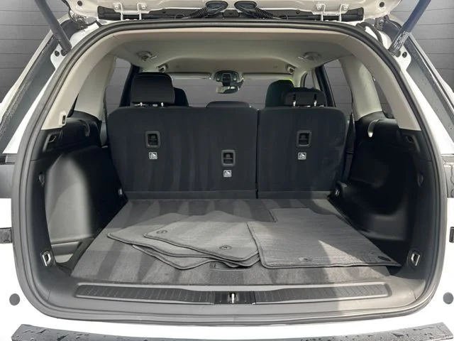 Used 2023 White Jeep Laredo image 20