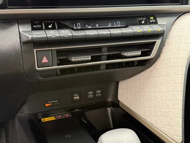 Used 2025  Toyota XLE image 17