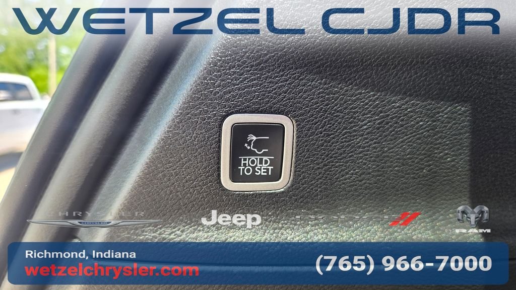 New 2027 Diamond Black Crystal Pearl-Coat Exterior Paint Chrysler Select image 11