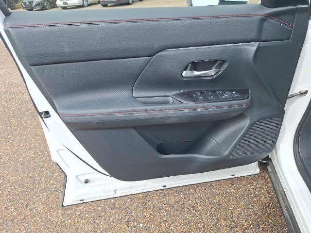 Used 2025 White Nissan SR image 11
