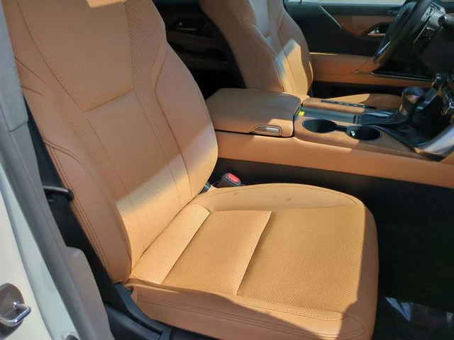 Used 2024 White Lexus 600 Premium image 26