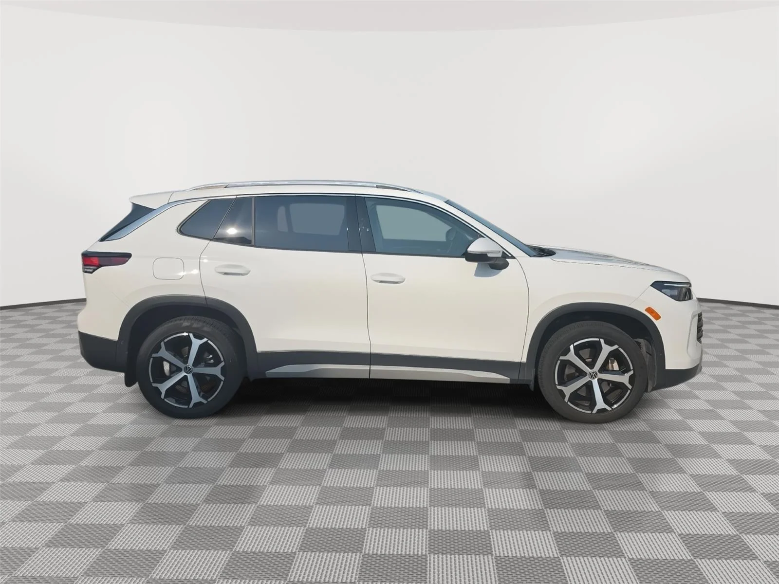 Certified Used 2025 WHITE Volkswagen SE image 12