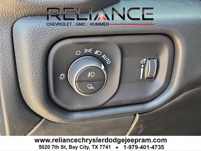 New 2026 Diamond Black Crystal Pearl-Coat Exterior Paint RAM Tradesman image 16