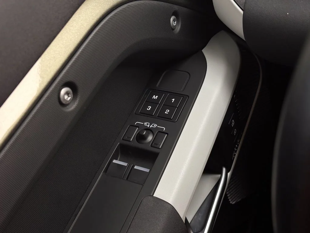 2023 Land Rover Defender X-Dynamic SE - Photo 17