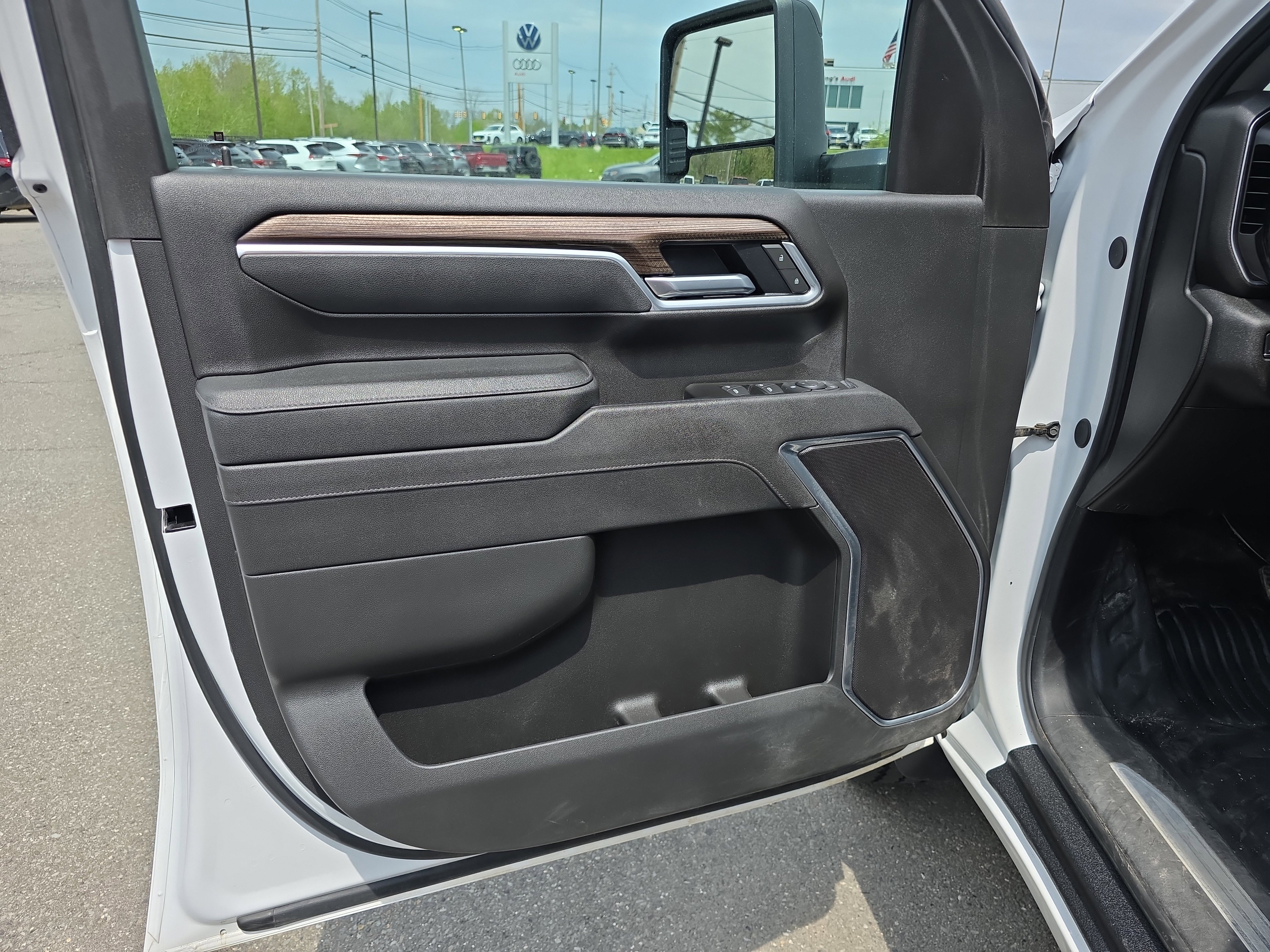 Used 2025 Summit White Chevrolet LT image 8