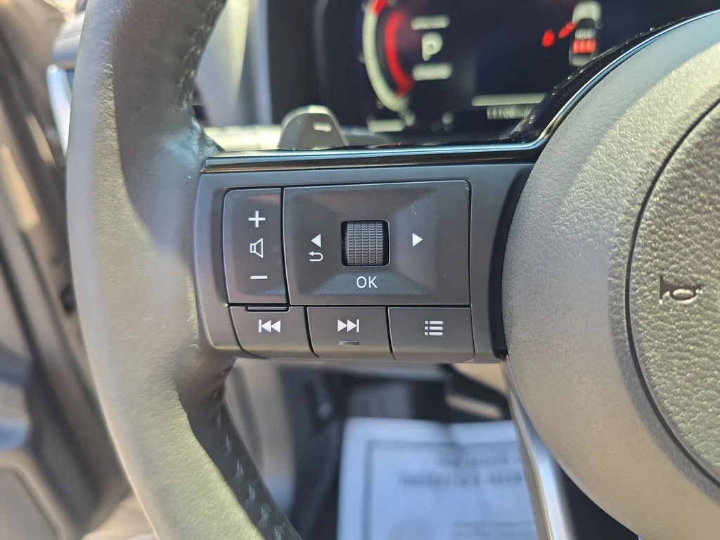Used 2023 Gold Nissan Platinum image 25