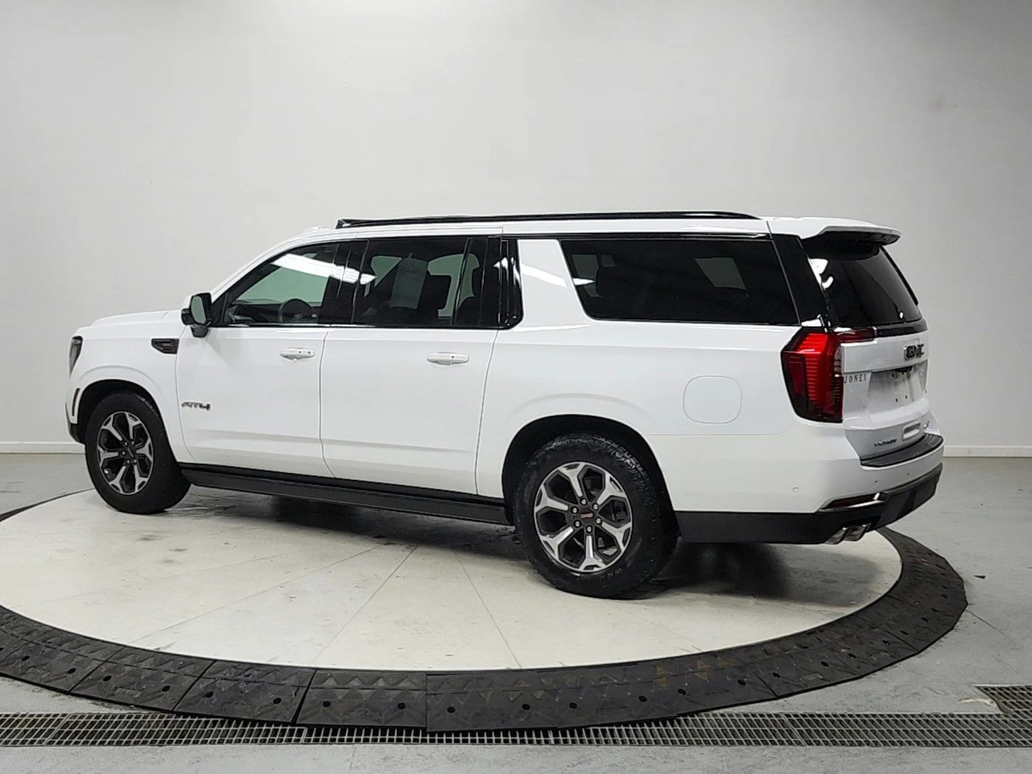 Used 2025 Summit White GMC AT4 Ultimate image 5