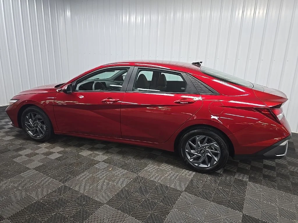 Used 2024 Red Hyundai SEL image 4