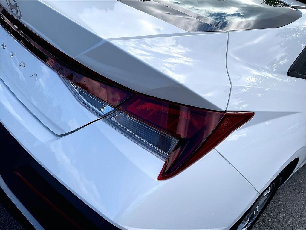 Used 2025 White Hyundai SE image 30