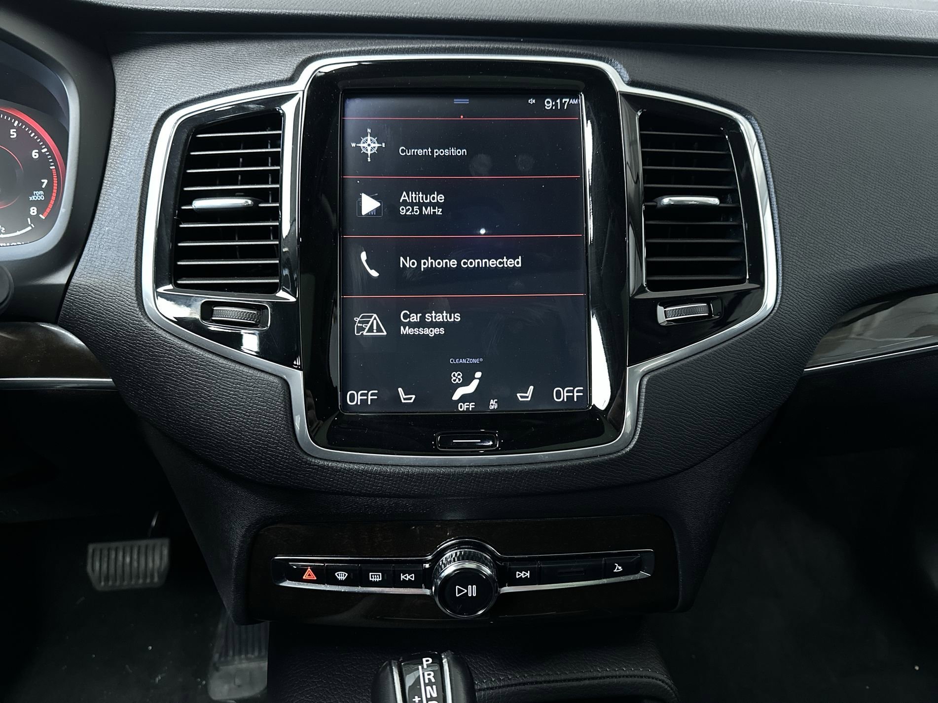 Used 2018 Onyx Black Metallic Volvo Momentum image 18