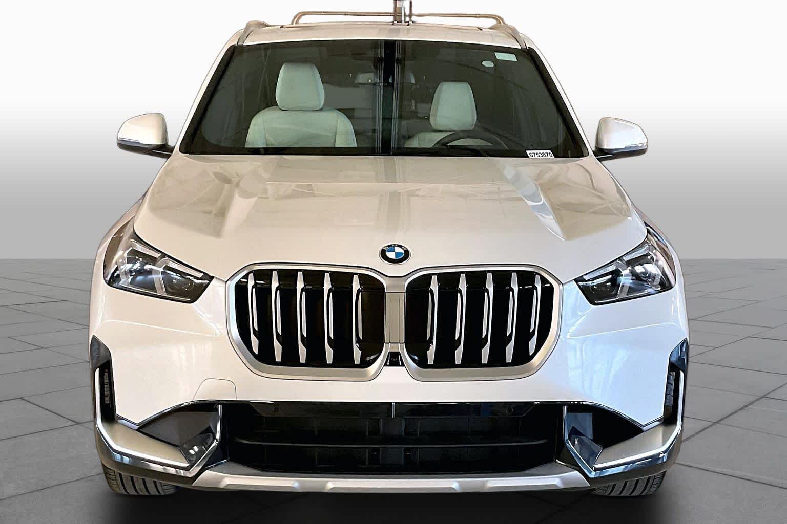 New 2026 Mineral White Metallic BMW xDrive28i image 3
