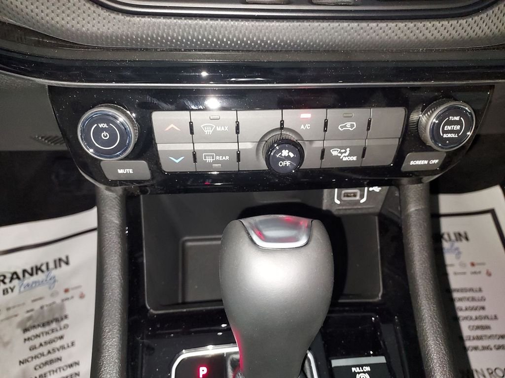 New 2026 White Jeep Latitude image 22