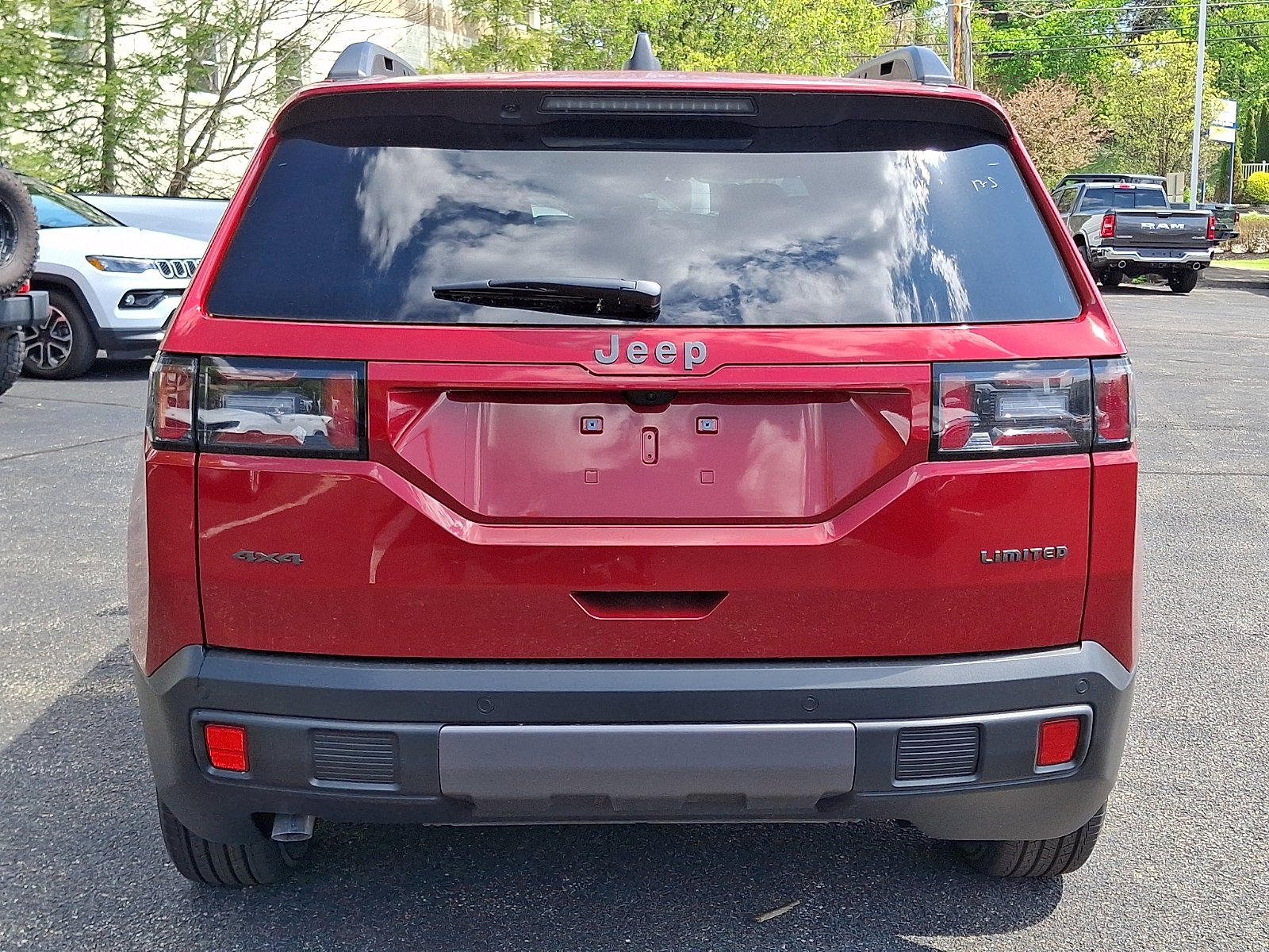 New 2026 Red Hot Pearl-Coat Exterior Paint Jeep Limited 4x4 image 5