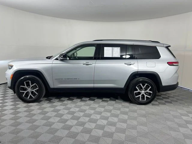 Used 2023 Silver Jeep Limited image 4