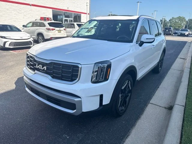 Used 2025 White Kia S image 3