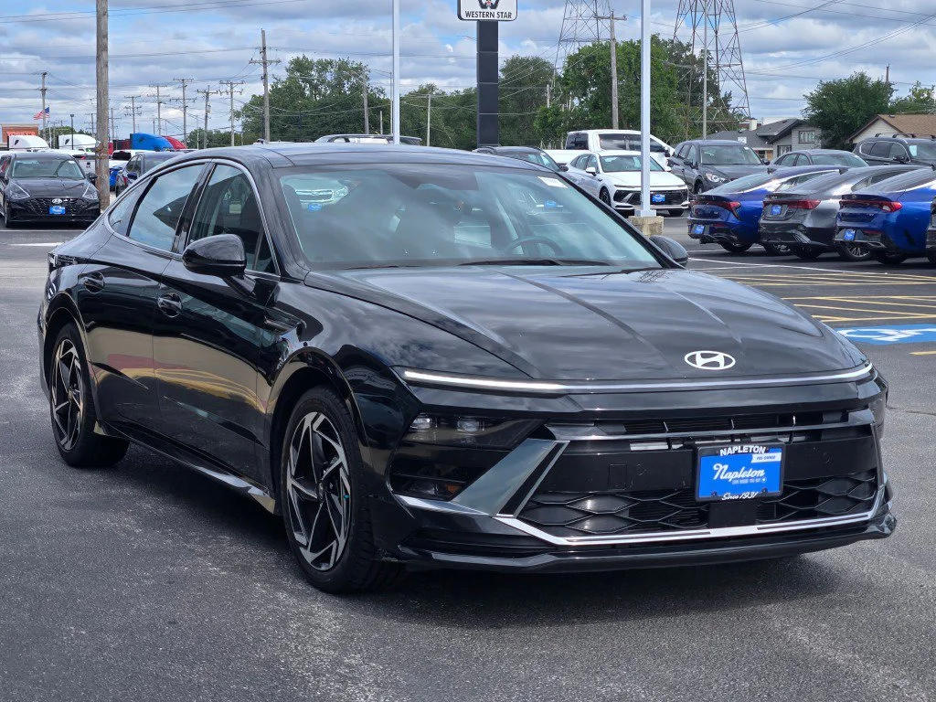 Used 2024 Black Hyundai SEL image 2