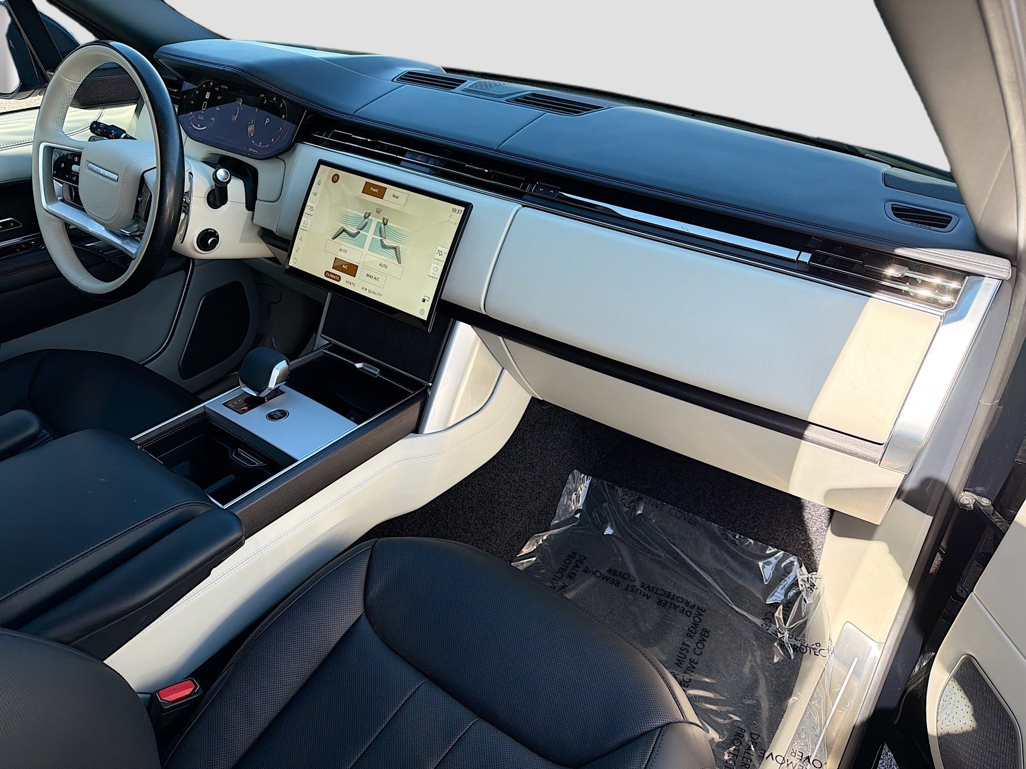 Used 2024 Ligurian Black SV Bespoke Ultra Metallic Sat Land Rover Autobiography image 15