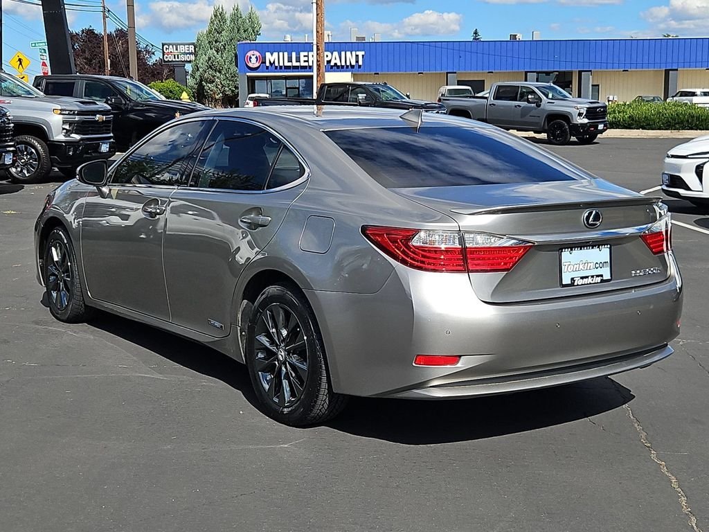 Used 2015 Silver Lexus 300h image 4