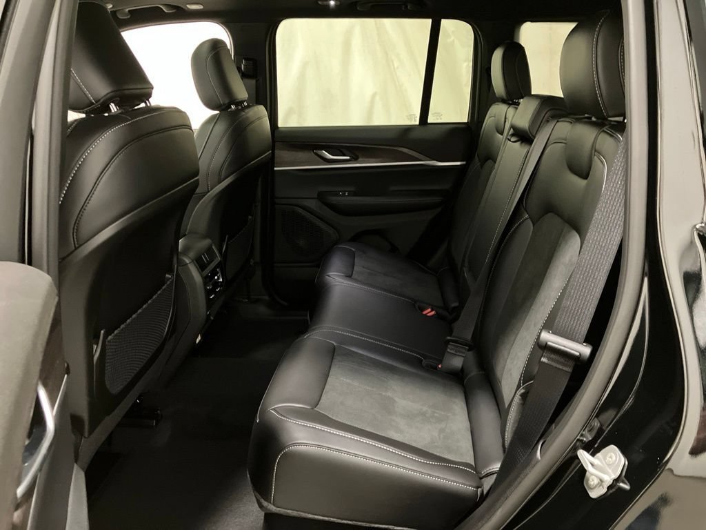 New 2026 Diamond Black Crystal Pearl-Coat Exterior Paint Jeep Laredo Altitude image 15