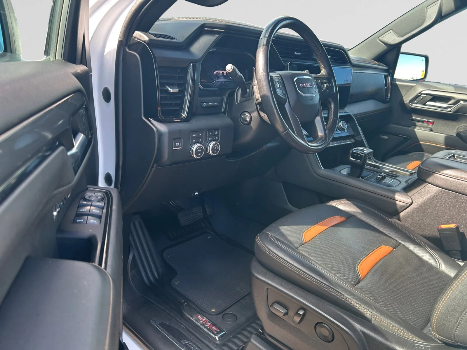 Used 2022 White GMC AT4 Crew Cab image 13