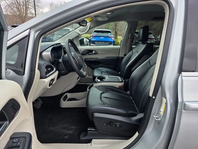 Used 2024 Silver Mist Clearcoat Chrysler Touring L image 17