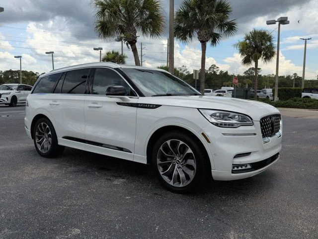 Certified Used 2022 White Metallic Lincoln Grand Touring image 2
