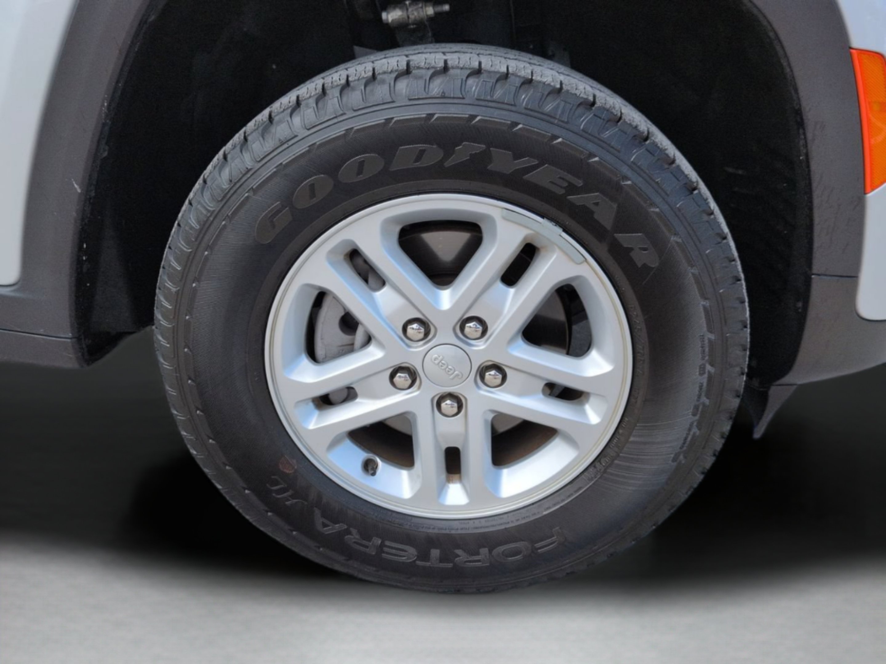 Used 2025 Silver Zynith Jeep Laredo image 30