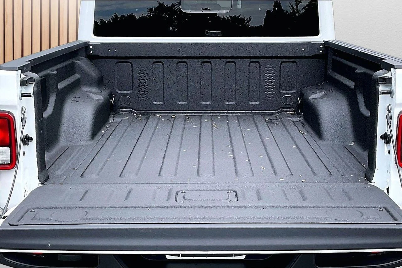 New 2026 Bright White Clear-Coat Exterior Paint Jeep Sahara image 20