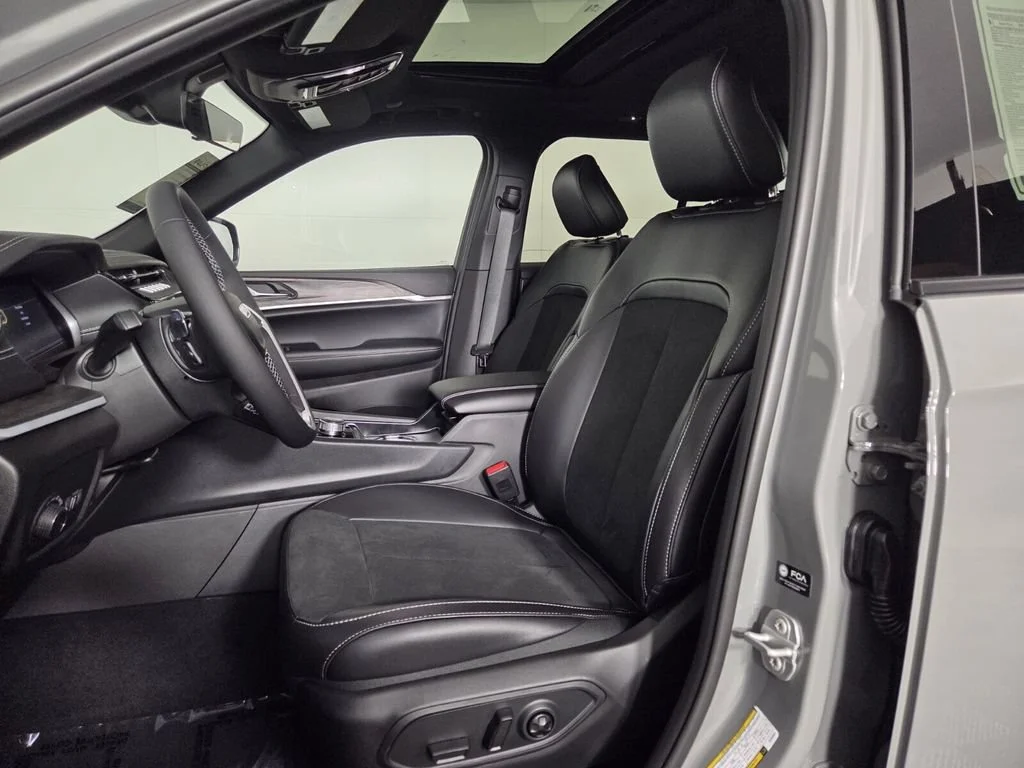 New 2027 Sting-Gray Clearcoat Jeep Laredo Altitude image 9