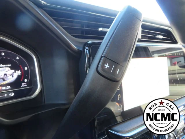 Used 2025 White GMC AT4 image 38