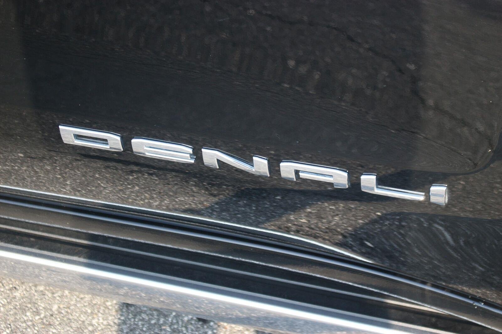 Used 2025 Onyx Black GMC Denali image 9
