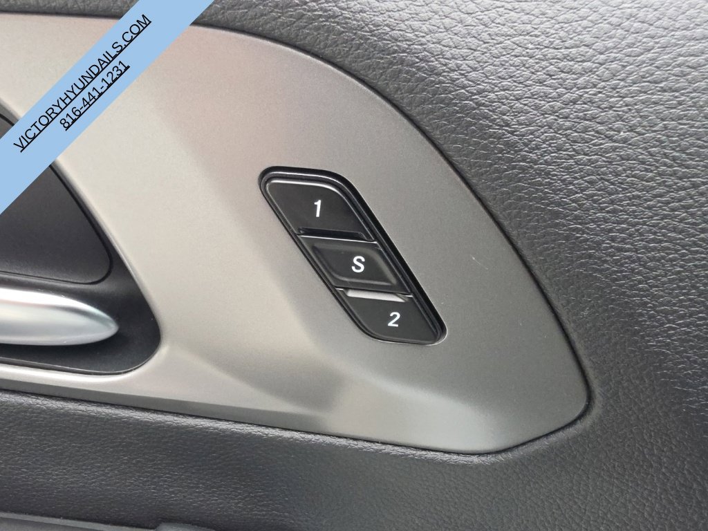 Used 2025 White Chrysler Select image 17