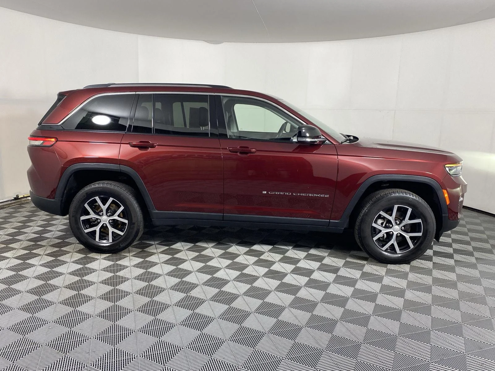 Used 2023  Jeep  image 10