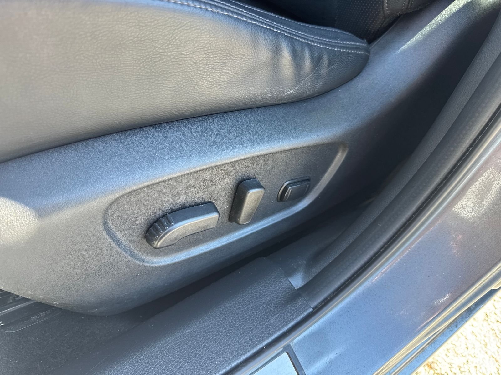 Used 2022 Gun Metallic Nissan SL image 23