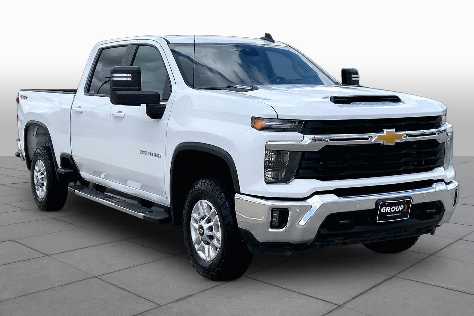 Used 2025 Summit White Chevrolet LT image 3
