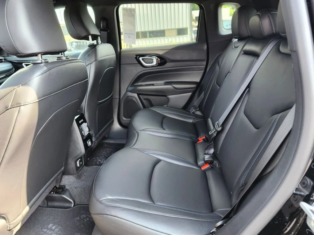 New 2026 Diamond Black Crystal Pearl-Coat Exterior Paint Jeep Limited image 16