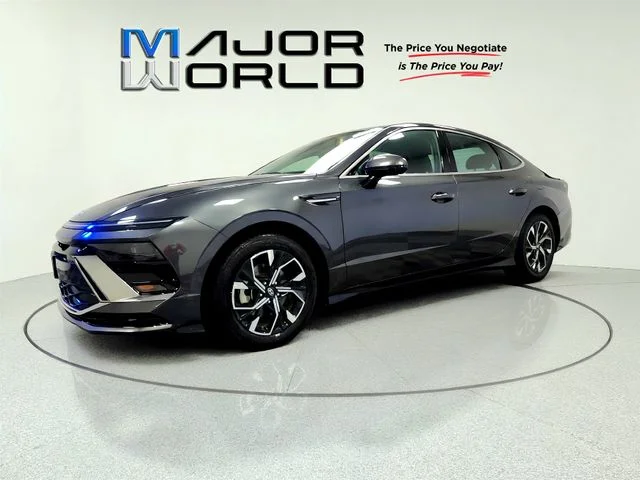 Used 2025 Gray Hyundai SEL image 4