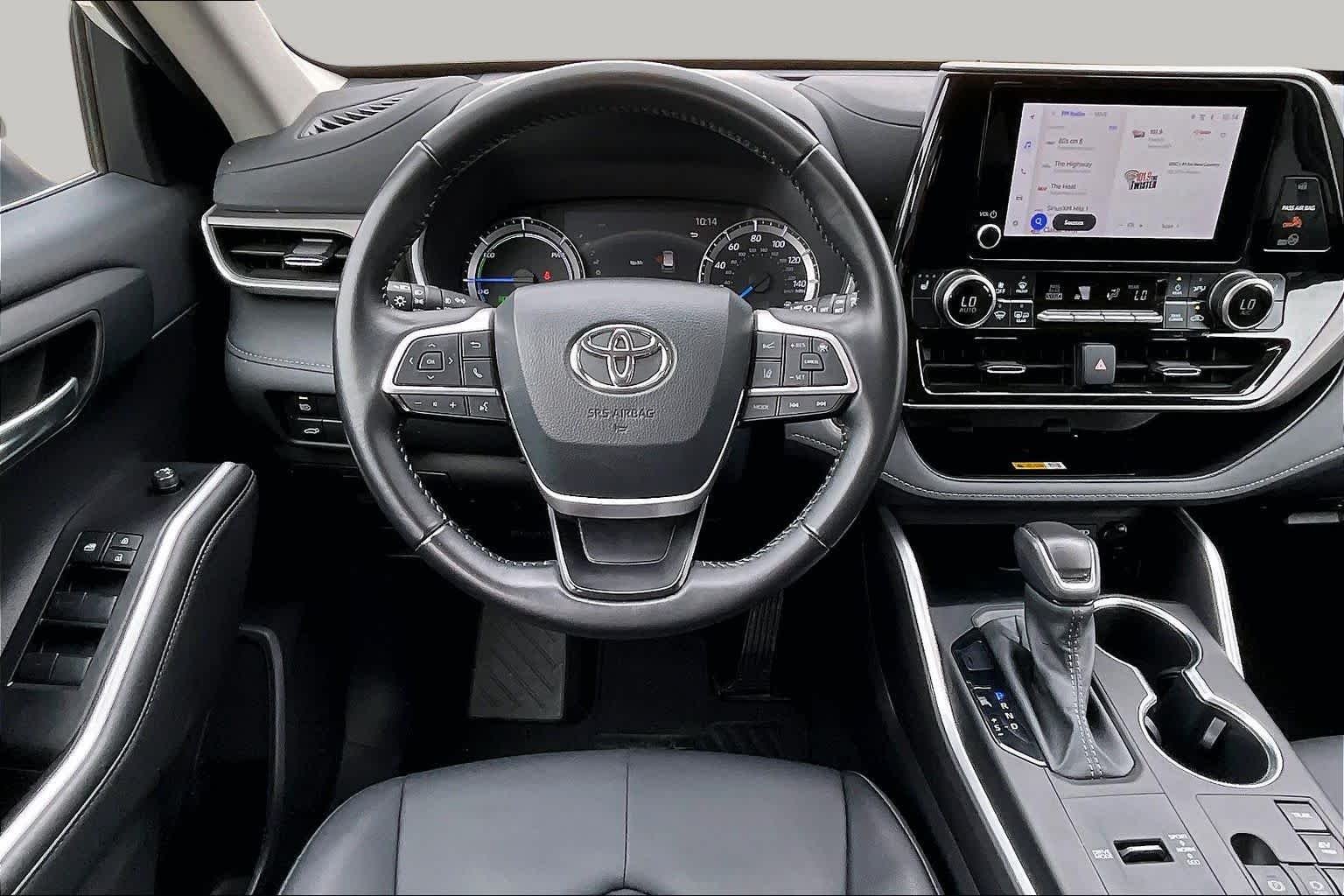 Used 2025 Wind Chill Pearl Toyota Hybrid XLE image 6