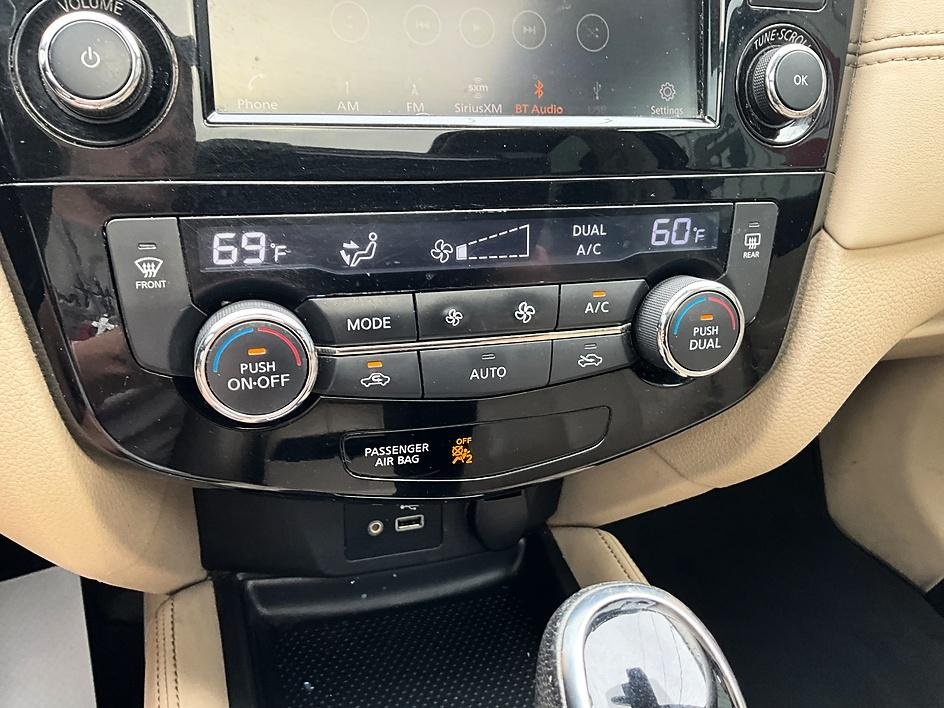 Used 2018 Green Nissan SL image 21