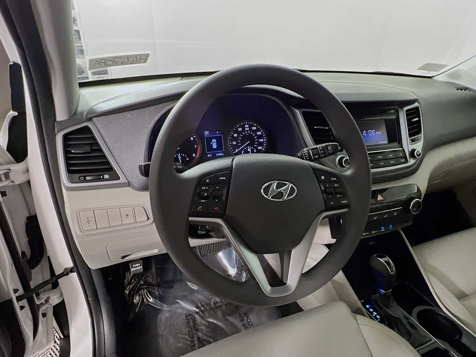 Used 2016 Dazzling White Hyundai SE image 11